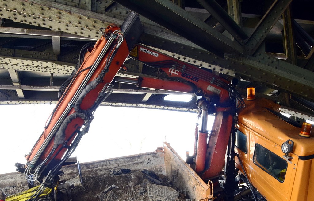 LKW blieb unter Bruecke haengen Koeln Deutz Deutz Muelheimerstr P085.JPG - Miklos Laubert